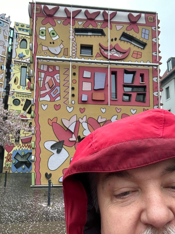 Bunte Pop-Art-Fassade von James Rizzi