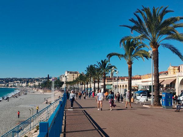 Flanieren an Nizzas berühmter Strandpromenade