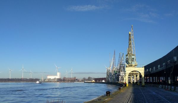 Spaziergang am historischen Flussufer