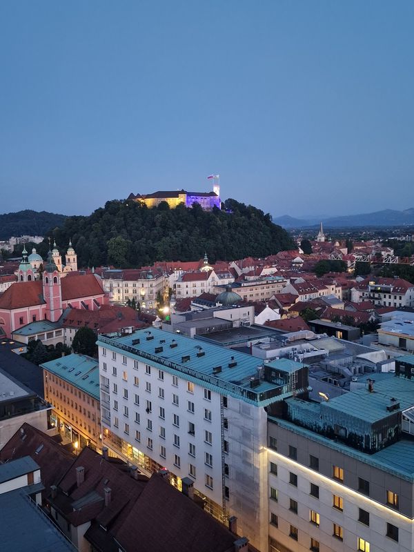 360° Panoramablick über Ljubljana bei einem Cocktail genießen