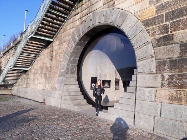 Lebendige Promenade am Flussufer