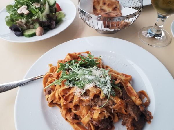 Genieße frische Meeresfrüchte am Hafen