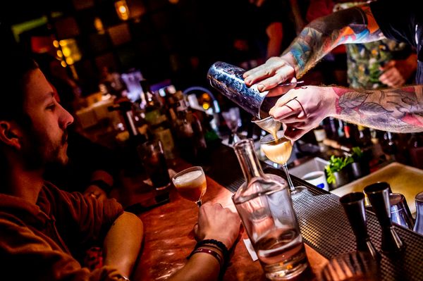 Nostalgische Nächte in versteckter Bar