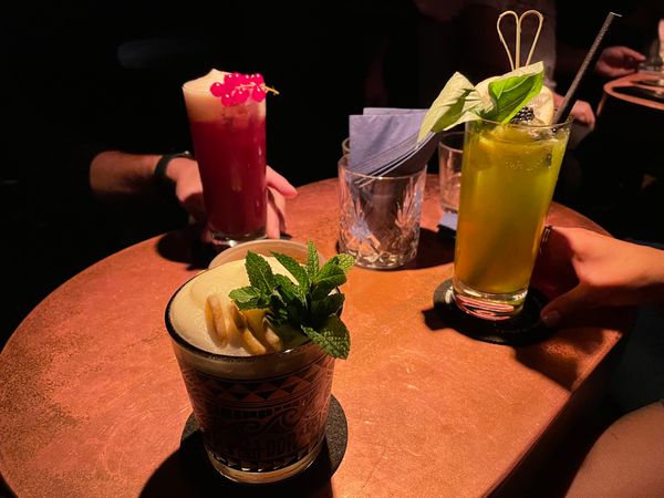 Geheime Cocktails hinter Gemälden