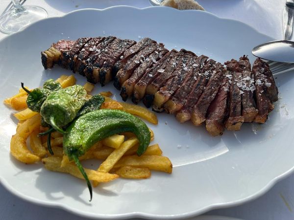 Romantisches Flussufer-Dinner