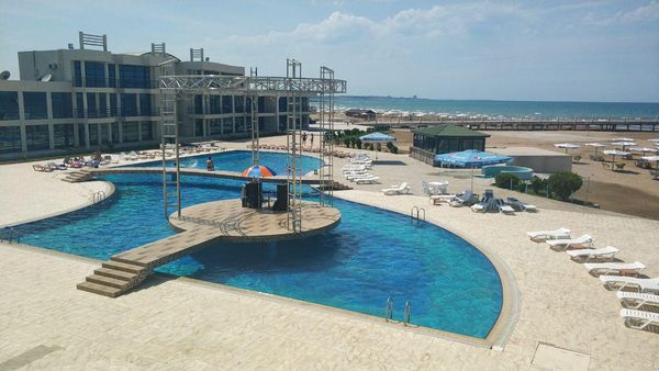 Goldener Sandstrand trifft kristallklares Wasser