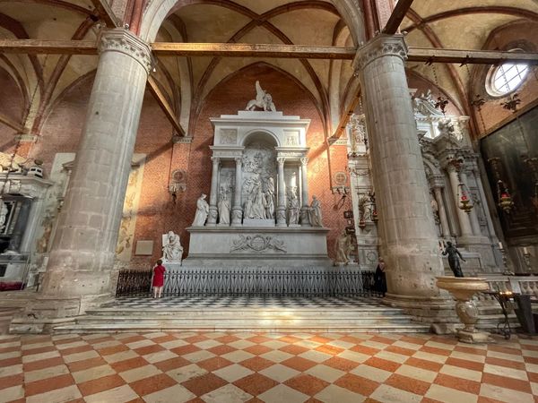 Erlebe atemberaubende Konzerte in gotischer Kirche