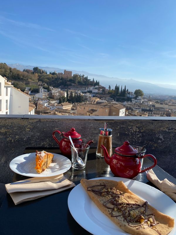 Tee mit Alhambra-Blick