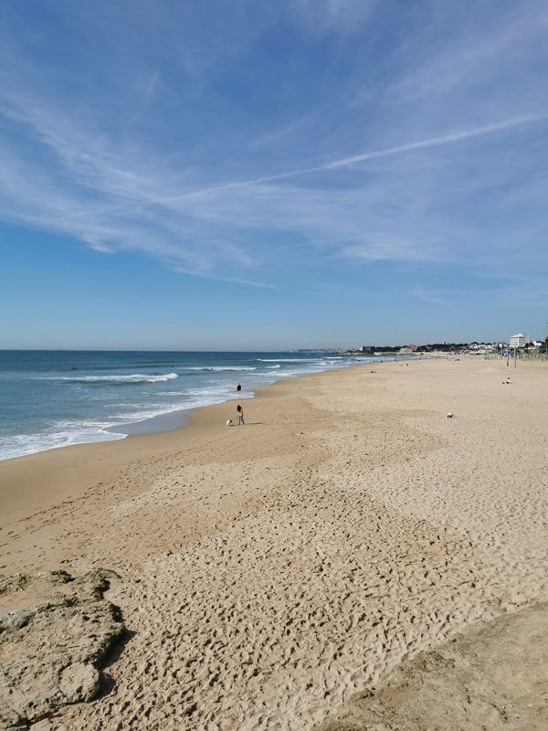 Sonnenbaden und Surfen am Strand