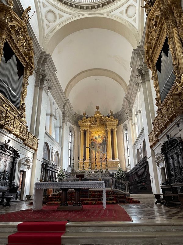 Beeindruckende Kirche mit heiligen Reliquien