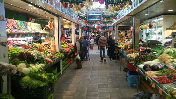 Schlemme dich durch lokale Delikatessen