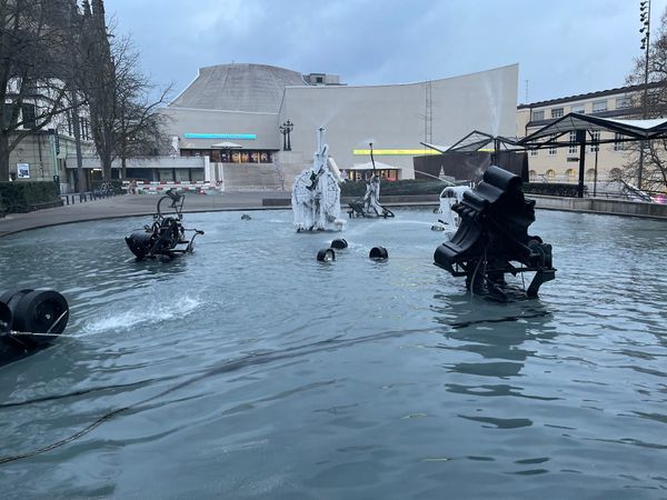 Spielende Skulpturen im Wasser