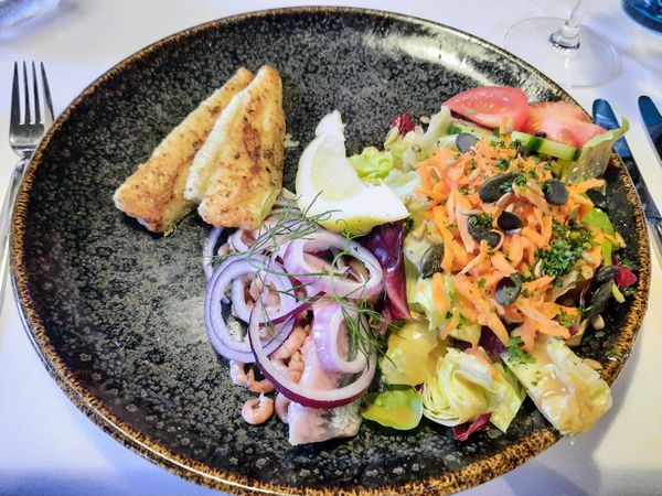 Köstliche Fischplatte am Hafen