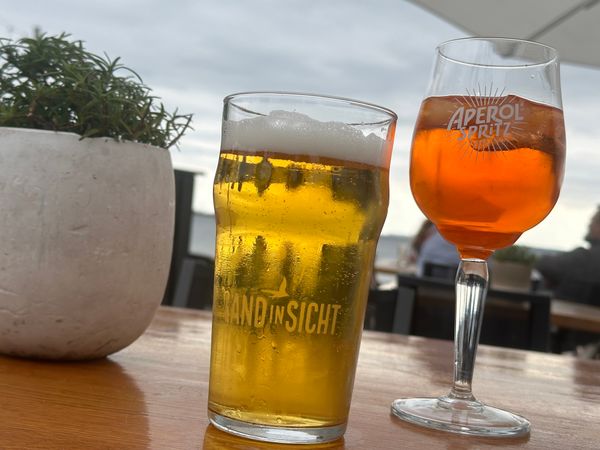 Entspannte Drinks mit Meerblick