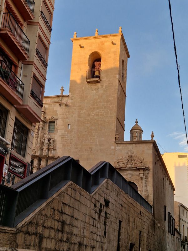 Bewundern Sie Alicantes älteste Kirche