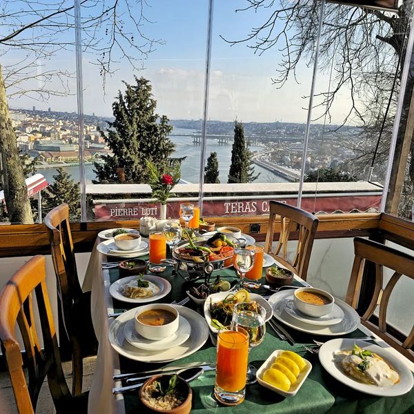 Atemberaubende Aussicht mit Kaffee genießen