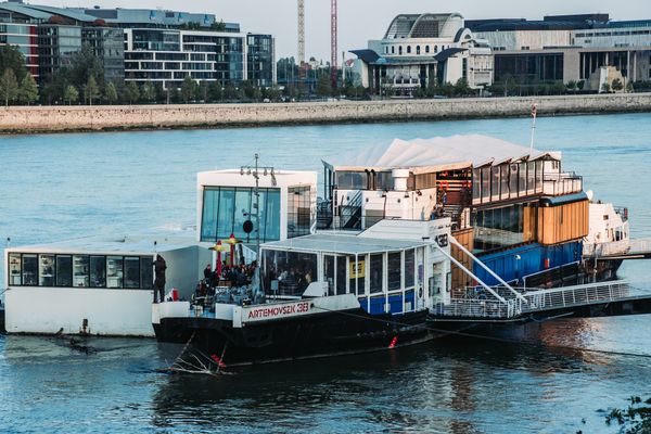 Schwimmende Partys auf der Donau