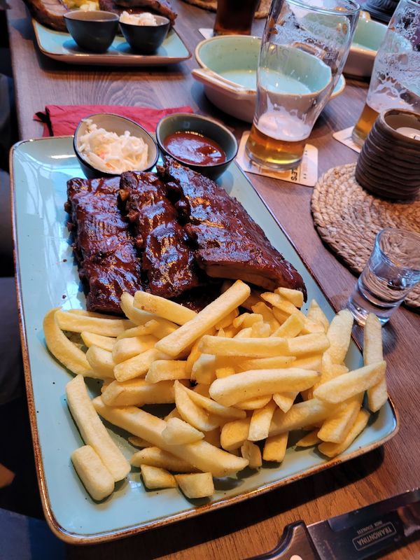 Genieße hausgemachtes Bier im traditionellen Brauhaus