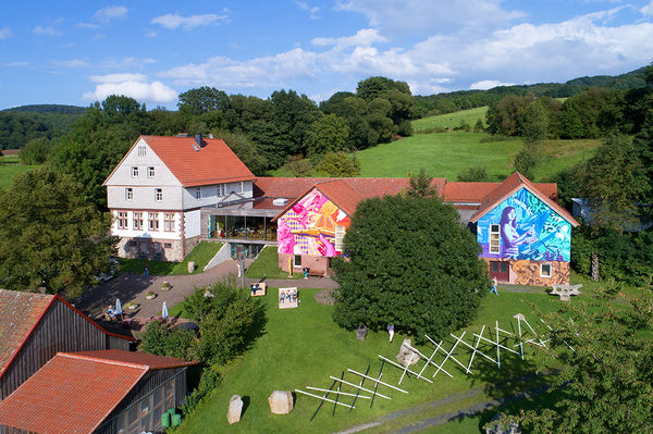 Einzigartige Kunst in ländlicher Idylle