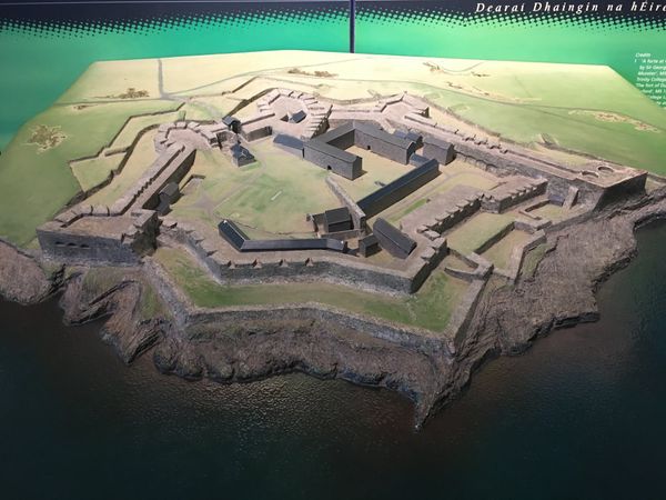 Historische Festung mit Meerblick