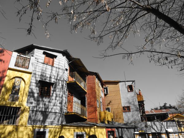 Bunte Häuser und Tango auf den Straßen