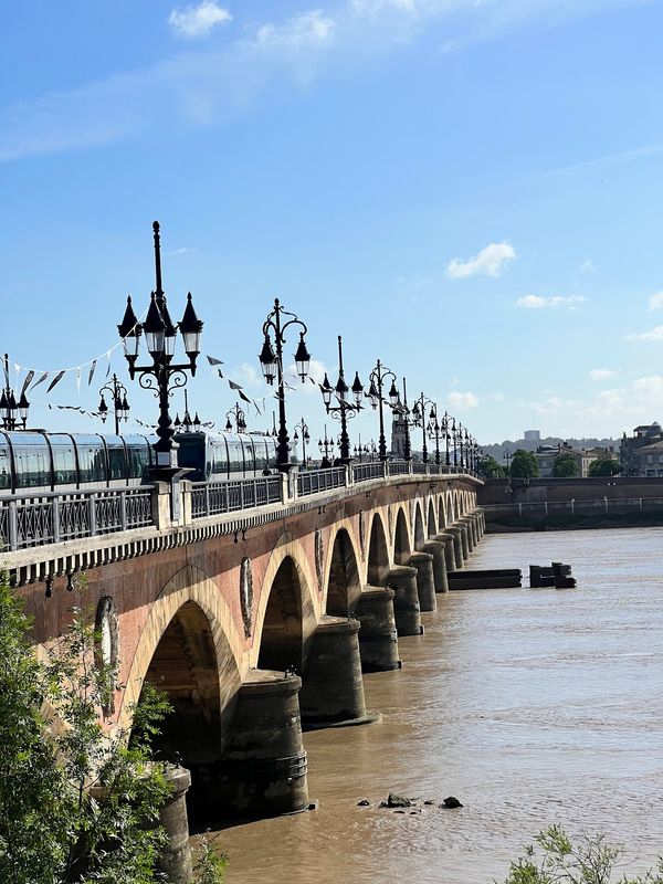 Historische Brücke mit Ausblick