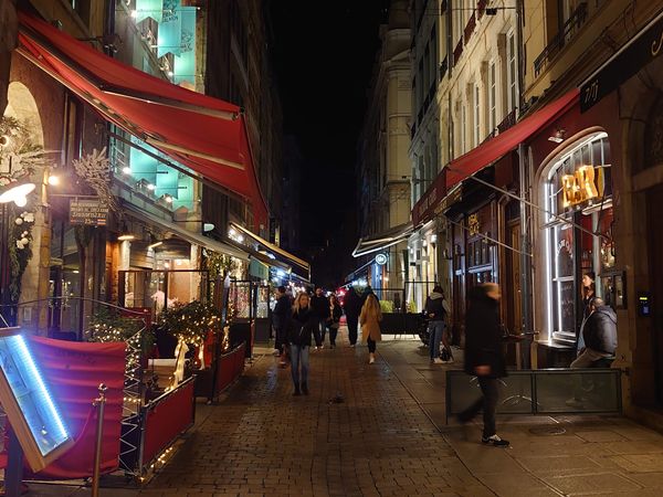 Lebendige Straße voller Gastronomie