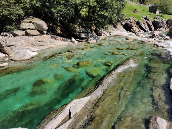 Kristallklares Wasser im Verzasca Tal