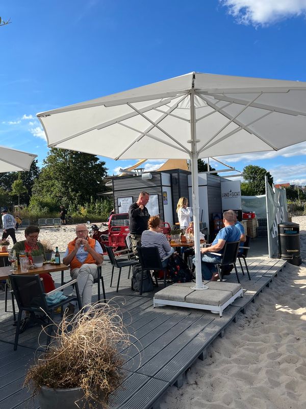 Entspannte Drinks mit Meerblick