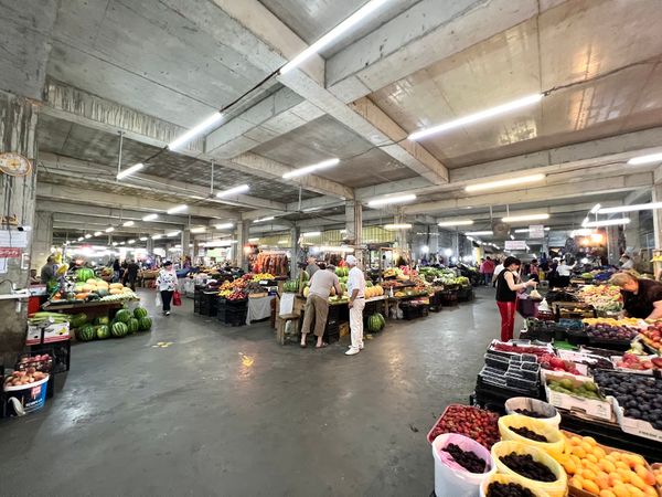 Farbenfroher Markt voller lokaler Köstlichkeiten