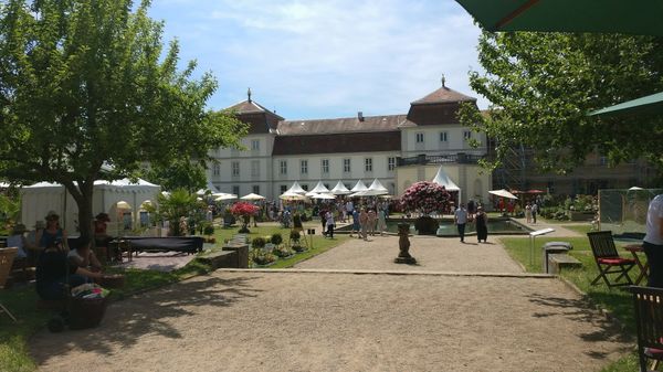 Märchenhaftes Schloss mit prächtigen Gärten