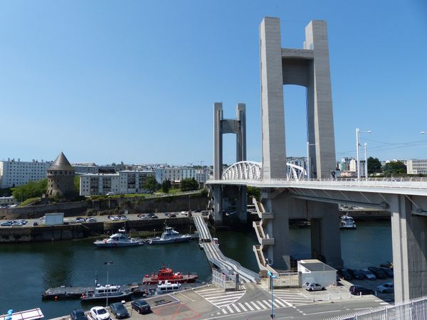 Symbolische Brücke mit atemberaubender Aussicht