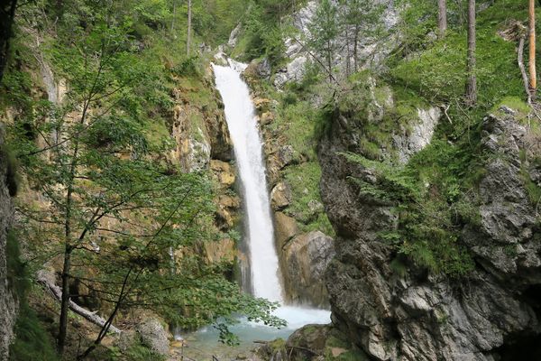 Naturschönheit mit Wasserfall