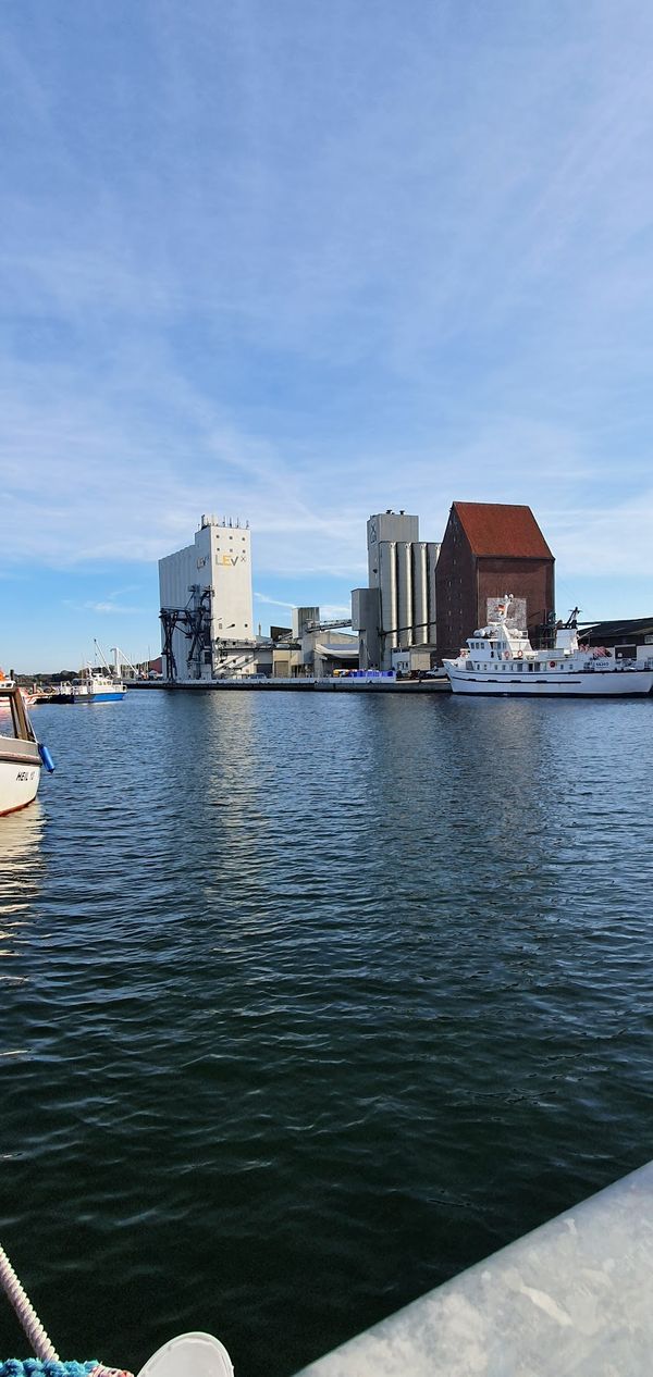 Maritime Atmosphäre am Yachthafen