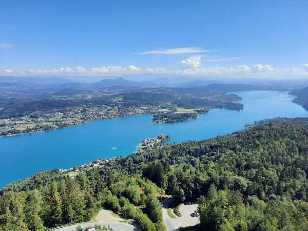 Kristallklares Wasser trifft auf Alpenpanorama