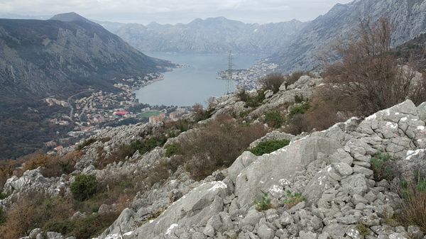 Erkunde die Geheimnisse der Škaljari Festung