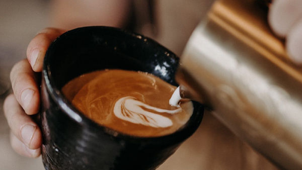 Gemütlicher Kaffeegenuss in künstlerischem Flair
