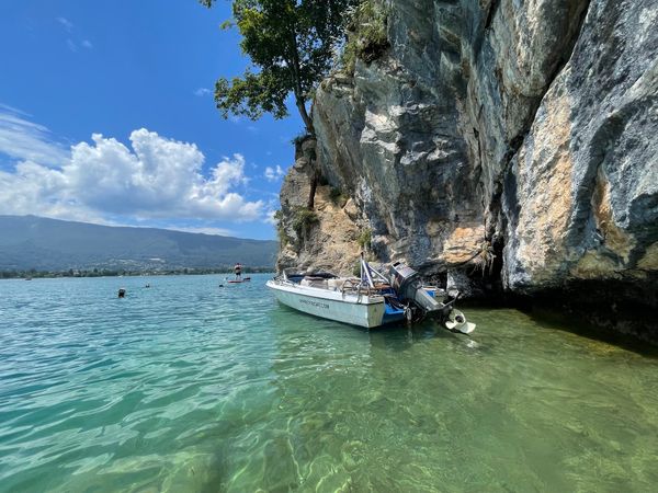 Erkunde den See mit dem Boot