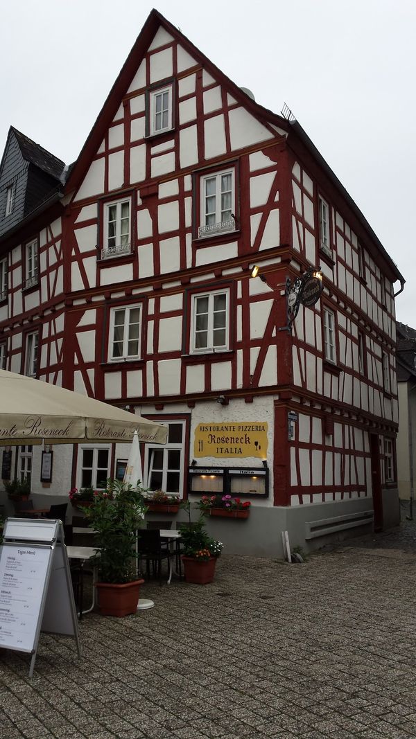 Erlebe das lokale Flair am Ritter Hattstein-Brunnen