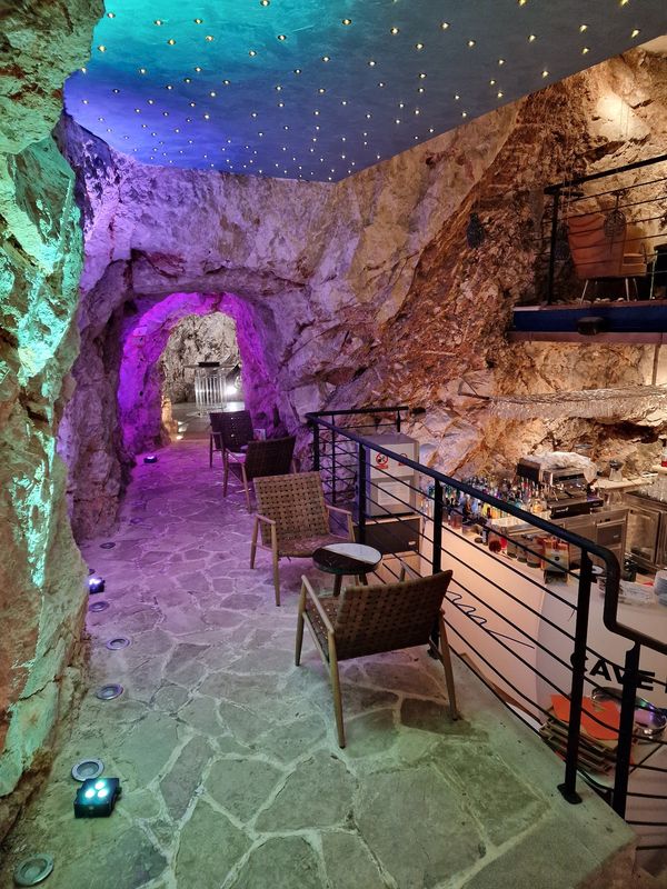 Cocktails in einer Grotte genießen