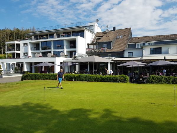 Genieße Kulinarik im Golfgrün mit Ausblick