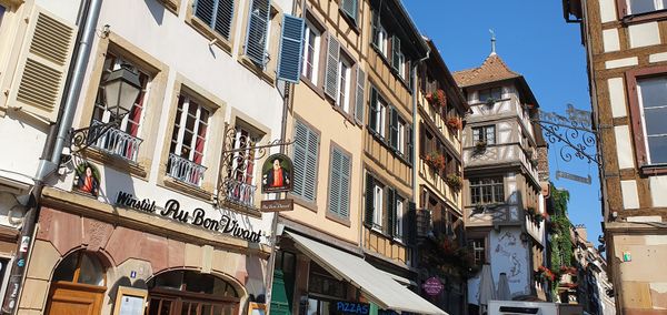 Lebendiger Markt in historischem Ambiente