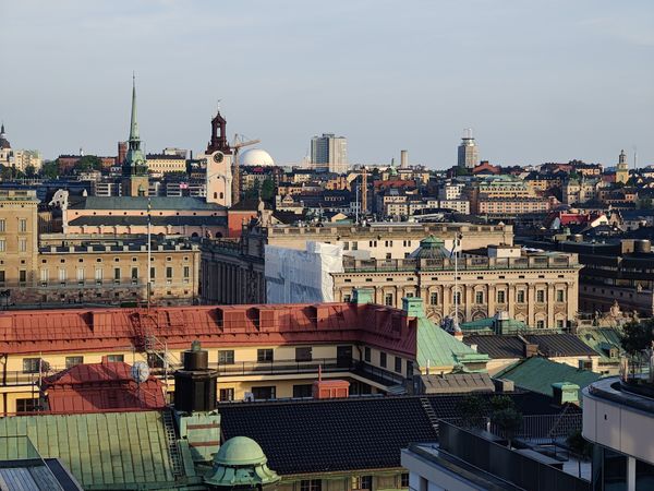 Rooftop-Bar mit Kinoleinwand und DJ