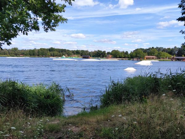 Wassersport und Entspannung am See