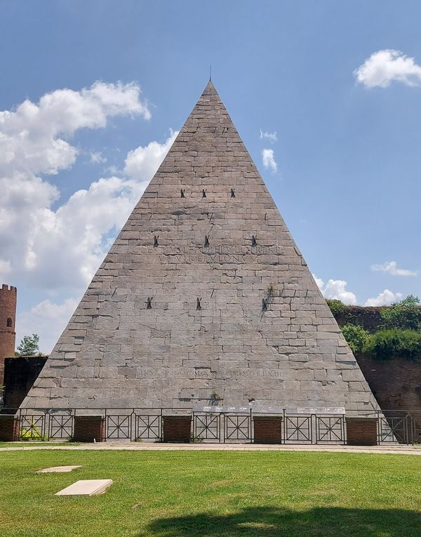 Eine Reise durch Zeit und Kultur: Roms antike Pyramide
