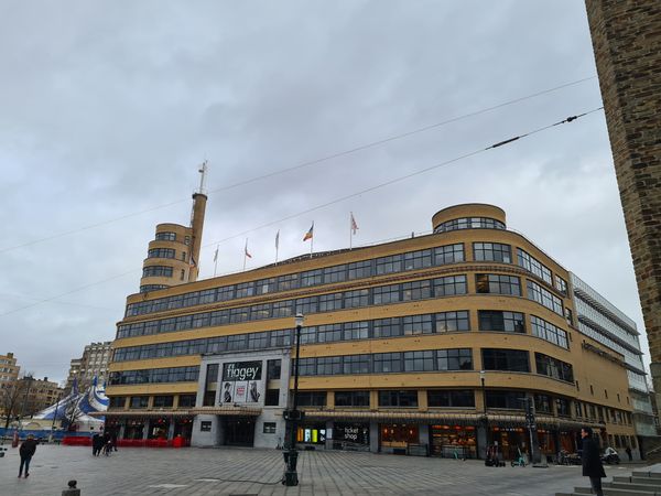 Sonnige Terrasse und entspannte Atmosphäre