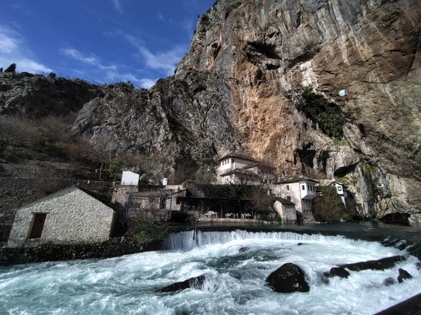 Traditionelle bosnische Küche am Wasser