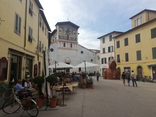 Spaziergang auf der historischen Stadtmauer