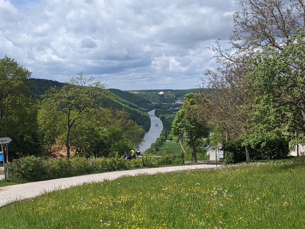 Mittelalterliche Burg mit Nibelungen-Saga