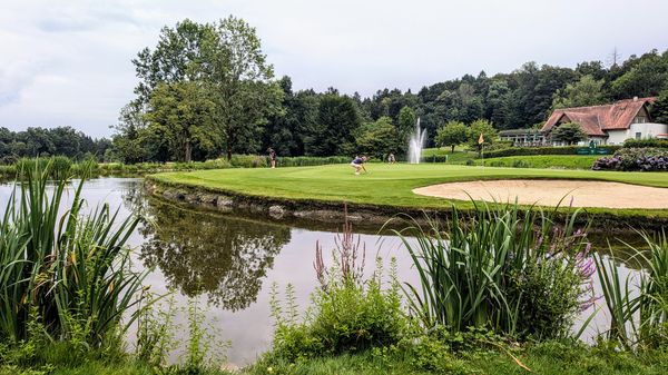 Familienfreundliches Golfen in malerischer Umgebung